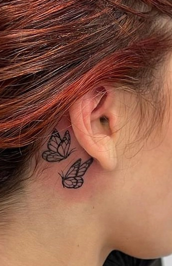 Tattoo vlinders nek