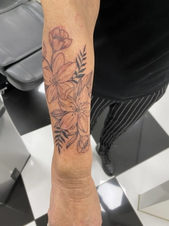 Bloemen vrouwelijk tattoo arm 