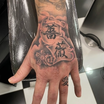 Chinese tekens tattoo hand 