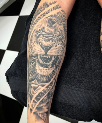 Tattoo Leeuw arm roos