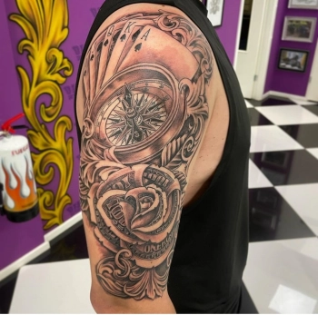 Tattoo arm kompas roos kaarten