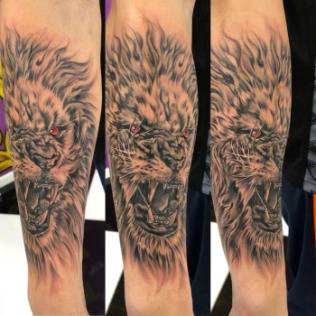 Tattoo arm leeuw