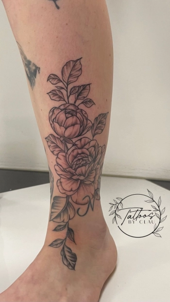 Tattoo been bloemen