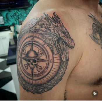 Tattoo draak kompas bovenarm zwart grijs