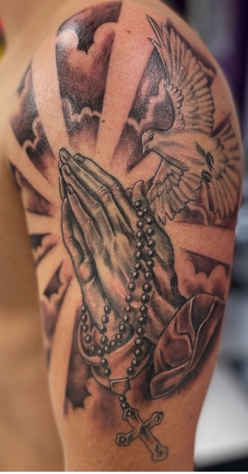Tattoo handen duif stralen