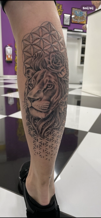 Tattoo leeuw arm met patroon