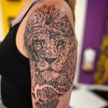 Tattoo leeuw arm