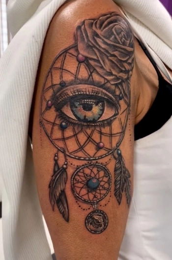 Tattoo oog roos arm