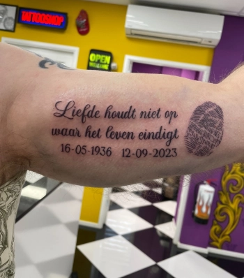 Tattoo tekst vingerafdrukken