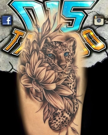 Tattoo tijger bloem boven arm tattoo