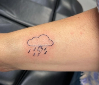 Tattoo wolkje met bliksem