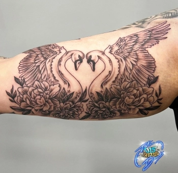 tattoo bovenarm zwanen bloemen
