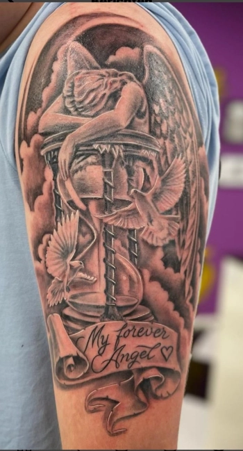 tattoo engel duif zandloper arm