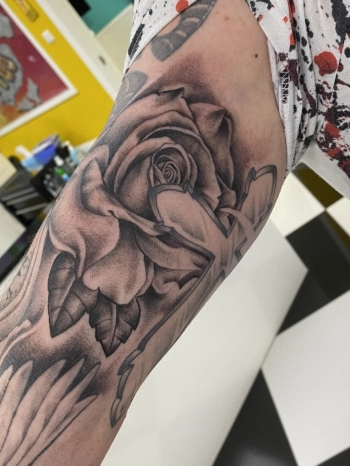 tattoo roos kruis
