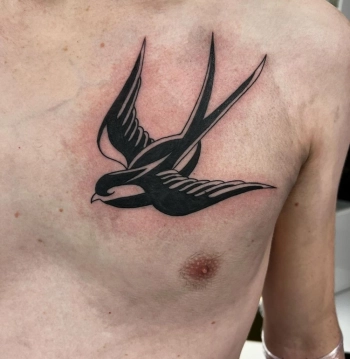 tattoo zwaluw borststuk black en grey